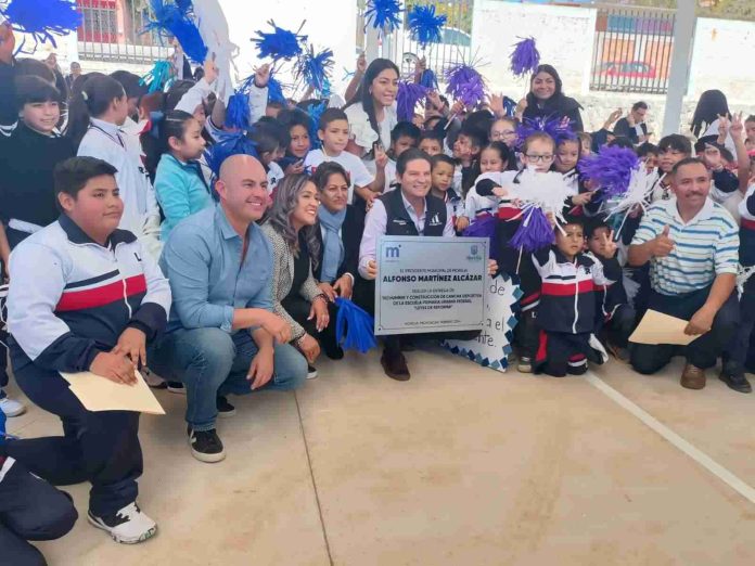 Entrega Alfonso Martínez, techumbre en la primaria Leyes de Reforma