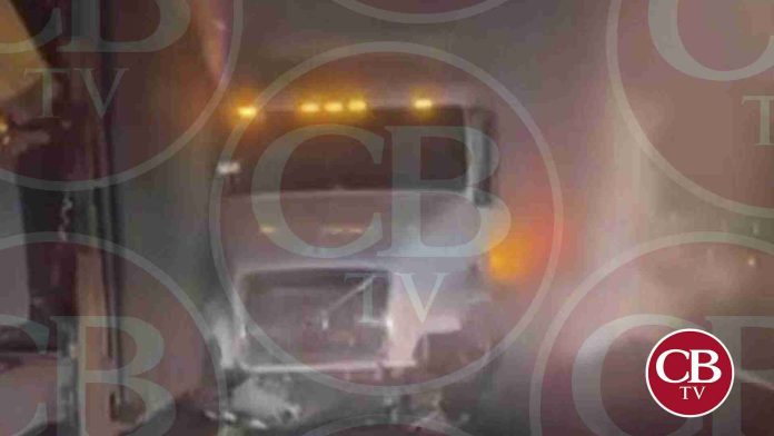Chocan tres tráileres y una camioneta en la Siglo XXI