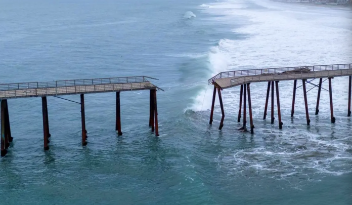 Olas gigantes destruyen muelle en Rosarito, Baja California