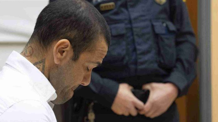 Condenan a Dani Alves con 4 años y medio de prisión por abusar de una joven