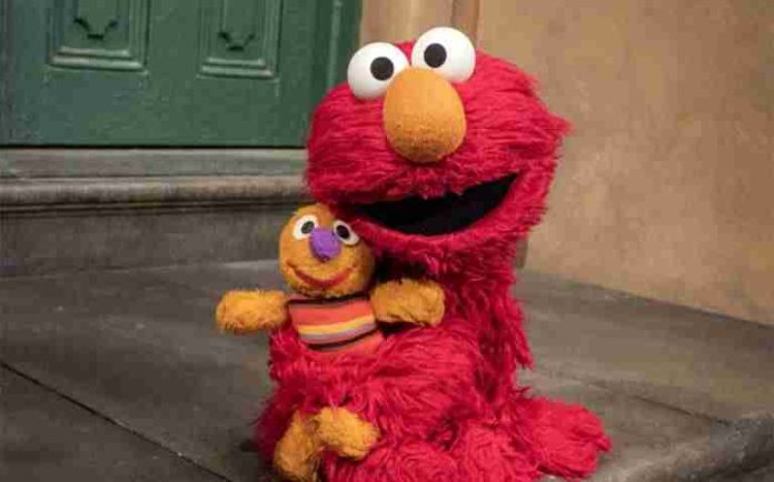 Elmo pregunta '¿Cómo están todos?' y responden con traumas psicológicos