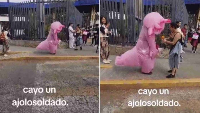 Joven vestido de ajolote se declara en San Valentín y es rechazado