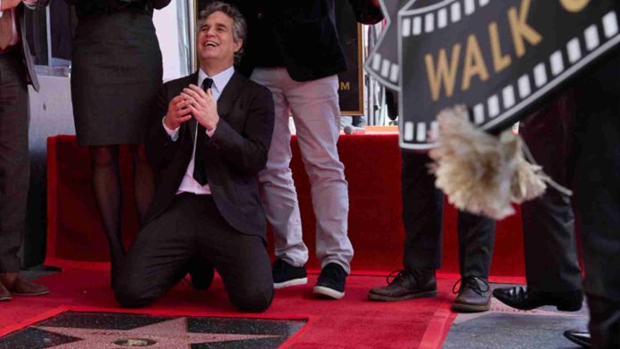Mark Ruffalo recibe su estrella en el Paseo de la Fama de Hollywood