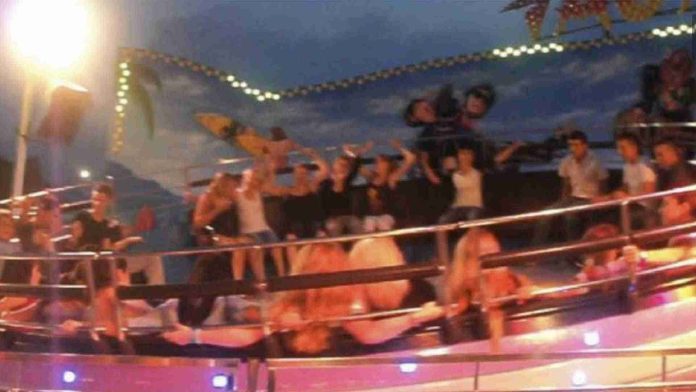 Muere mujer tras caer de juego mecánico
