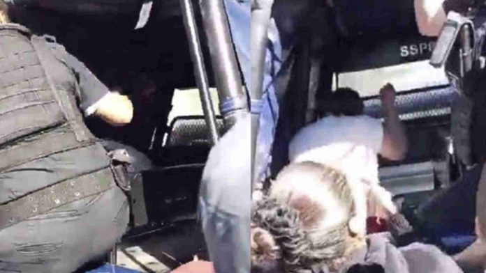 Mujer sube a patrulla y golpea a presunta asesina de su hijo