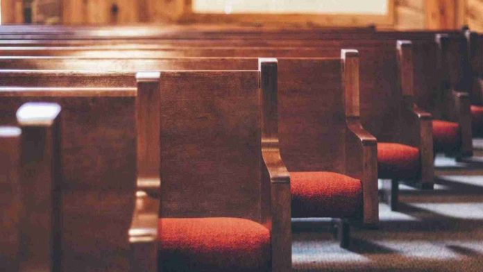 Niña de 4 años muere al ser aplastada por una banca en una iglesia en Mérida