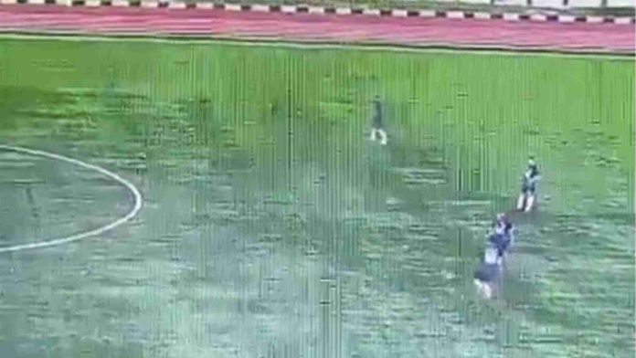 Rayo cae sobre jugador durante partido de fútbol y le provoca la muerte