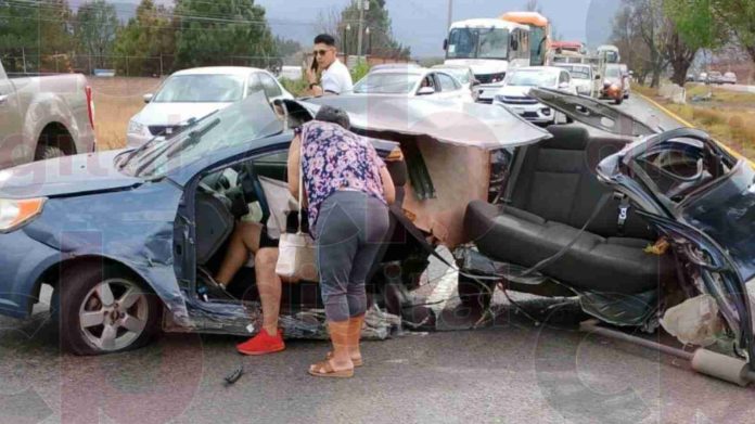 Auto se parte a la mitad en la Morelia-Pátzcuaro