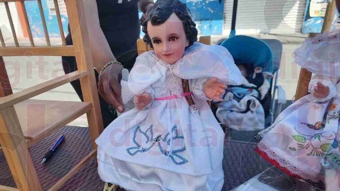 Morelianos presentan al niño Dios en las iglesias con indumentarias de hasta $1,500
