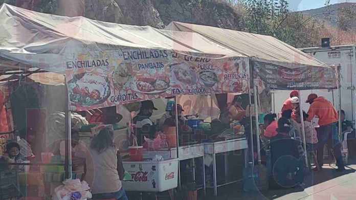 Denuncian falta de higiene y altos costos en venta de comida afuera del Hospital Civil de Morelia