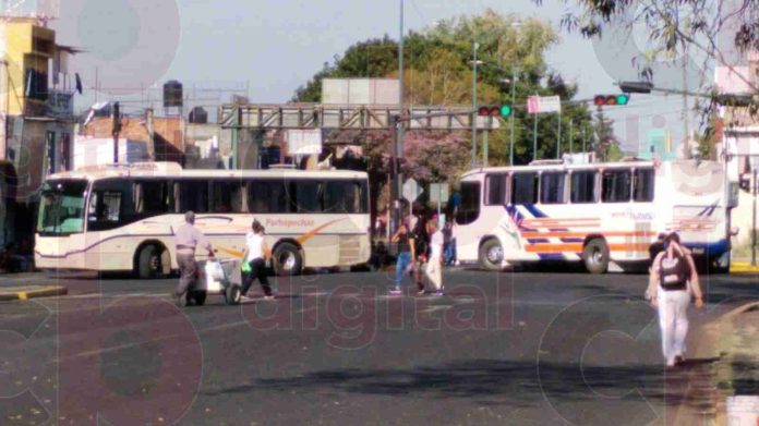Normalistas bloquean vialidades cercanas al Obelisco Lázaro Cárdenas