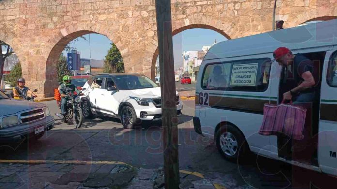 Denuncian ciudadanos entorpecimiento vial en las colonias Vasco de Quiroga y Chapultepec Sur, en el cruce de Acueducto