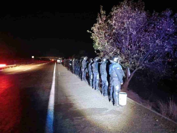 Exigen normalistas en Michoacán, derecho a manifestarse y no ser privados por la Guardia Civil