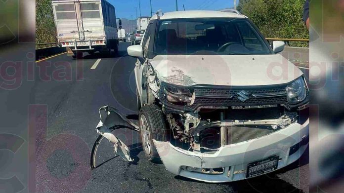Choca camioneta y queda a punto de caer en el libramiento de Morelia