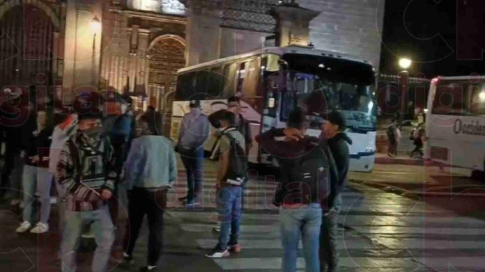 Denuncian ante la FGE a normalistas en Michoacán por retención de al menos 8 vehículos