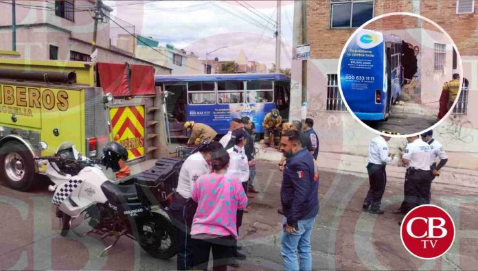 Microbús se estrella con una casa en Morelia, hay tres heridos