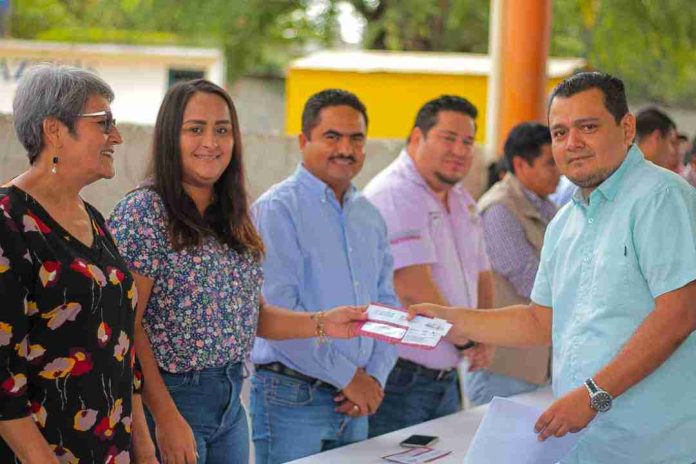 Entregan Tarjetas del Programa Bienestar “la Escuela es Nuestra”
