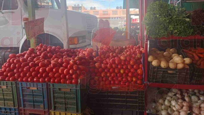 Oferentes del marcado de Abastos ofertan el kilo de jitomate en 15 pesos y la cebolla a 35