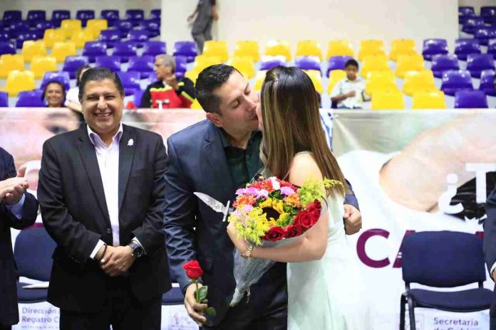 Acompaña Nacho Campos a 150 parejas que se unieron en matrimonio civil
