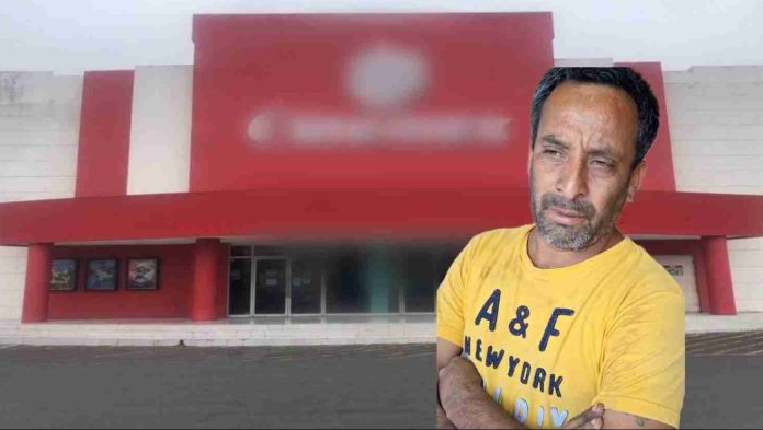 Corren a familia de cine porque el papá ‘iba sucio’