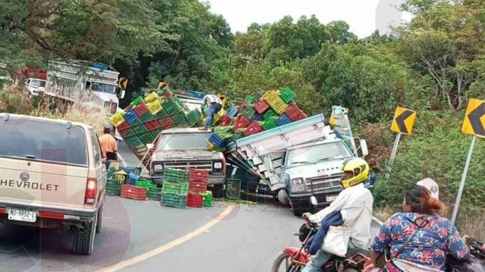 #Video: Chocan dos camionetas cargadas de limón en Apatzingán