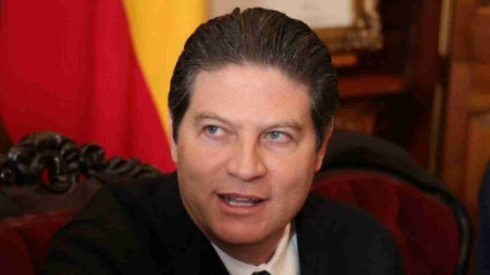 Llama Alfonso Martínez a morena a serenarse, “serenos morenos”