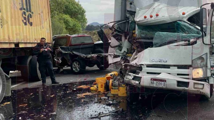Choque múltiple en la Siglo XXI a la altura de la desviación a Pátzcuaro