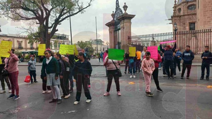 Padres de familia y alumnos de la primaria Emiliano Zapata, bloquean la avenida Madero
