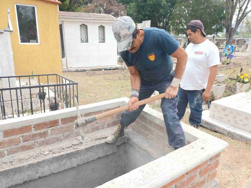 Cuando era niño trabajaba en el campo, pero fue cuando se vino con su padre a la ciudad de Morelia, que Adrián Ruiz Melgarejo, empezó a trabajar como albañil, hasta que llegó al panteón municipal de Morelia, donde trabajaba en algunos acabados o afinando detalles en las tumbas.