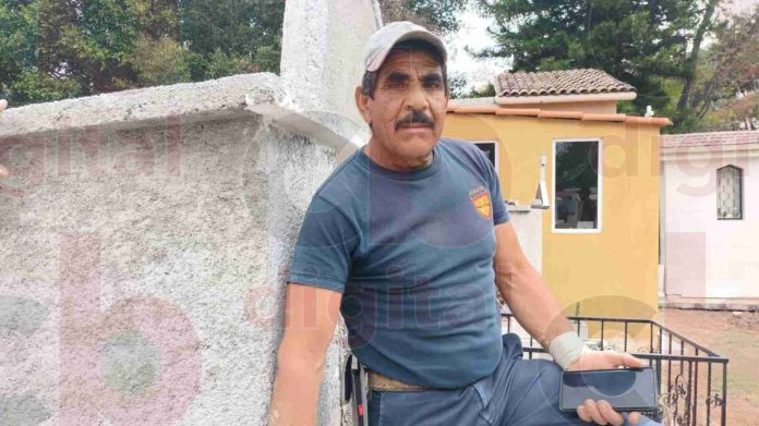 Adrián Ruiz es sepulturero por pasión, aunque lo espanten