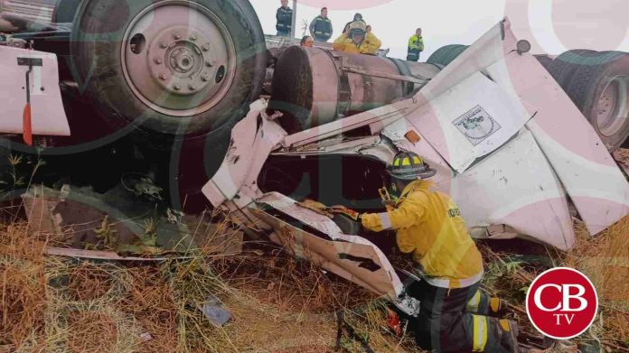 Tráiler vuelca y muere el chofer en la Pátzcuaro-Cuitzeo