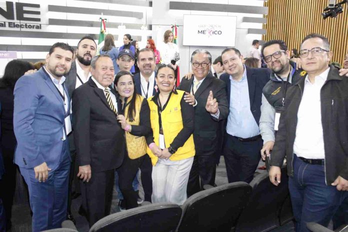 Asiste Octavio Ocampo al registro de Xóchitl Gálvez en el INE