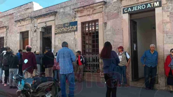 Para 1 millón 100 mil beneficiarios del bienestar, sucursales no son suficientes en Michoacán