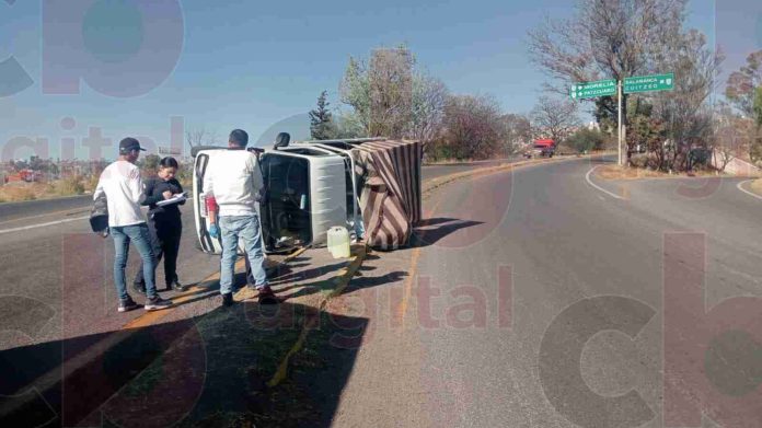 Chofer da vuelta prohibida y vuelca camioneta de abarrotera