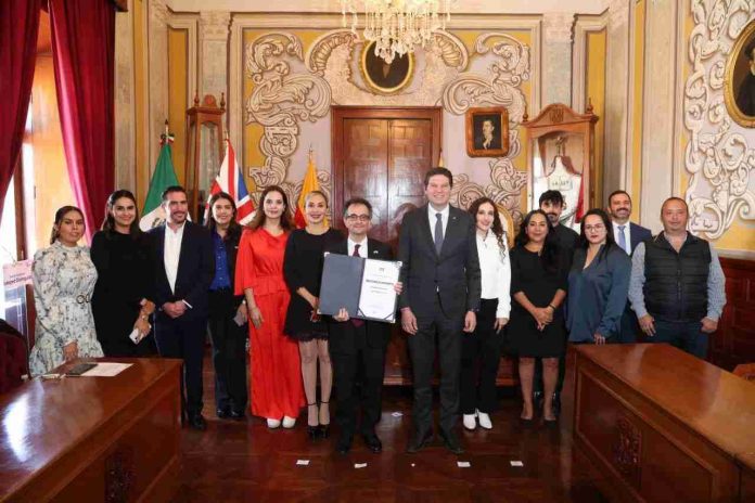 Morelia distingue a embajador de Gran Bretaña como Huésped Distinguido