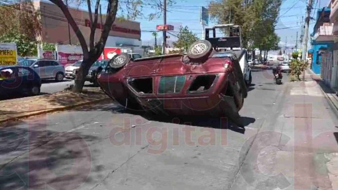 #Video: Vuelca camioneta sin frenos en Fuentes de Morelia