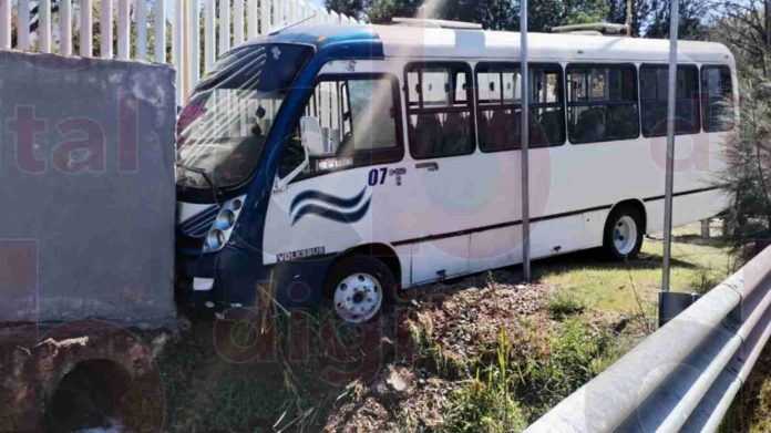 Microbús se estrella en el tutelar de menores de Morelia
