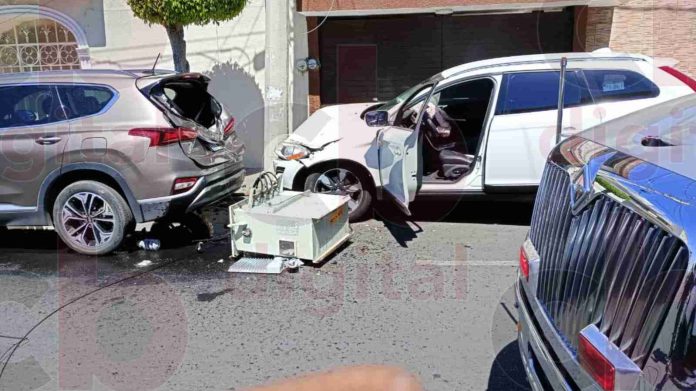 Camioneta chica poste y tumba transformados de la CFE