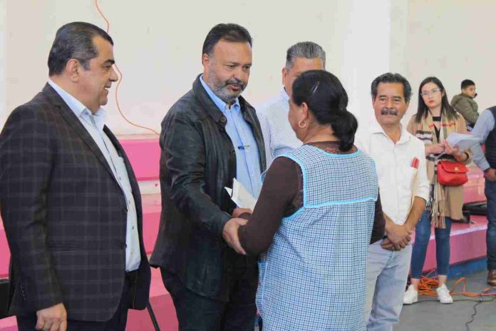 Julio Arreola cumple palabra a comerciantes del Mercado de Pátzcuaro