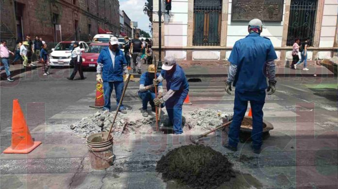 Atiende personal del Ooapas alcantarilla dañada en las avenidas Madero, con Morelos