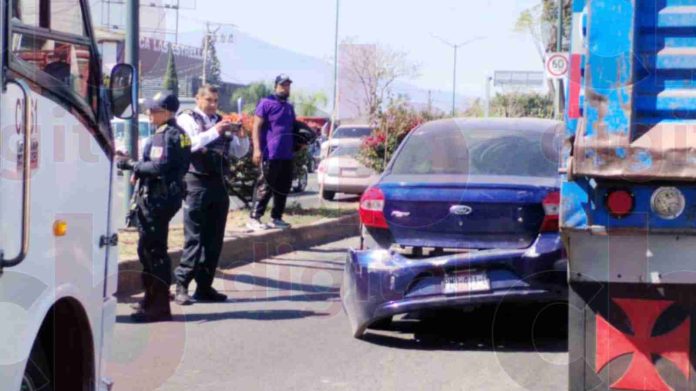 Choque de microbús generó caos vehicular