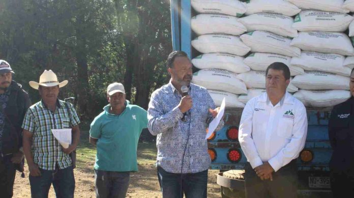 Apoya Julio Arreola con fertilizante a productores agrícolas en situación precaria