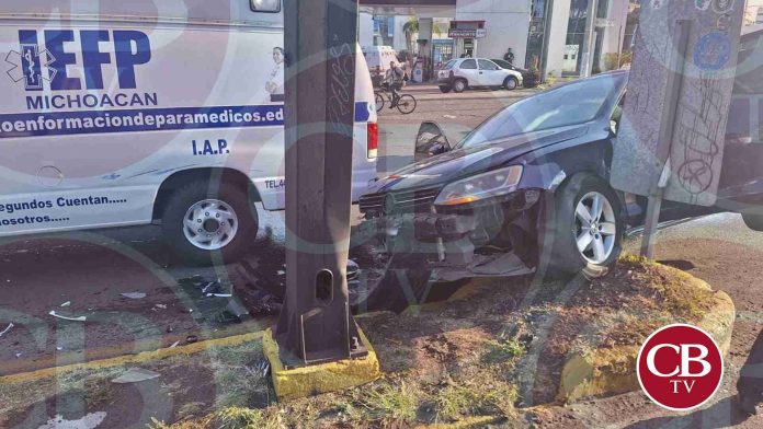 Auto choca una ambulancia afuera de la Pepsi