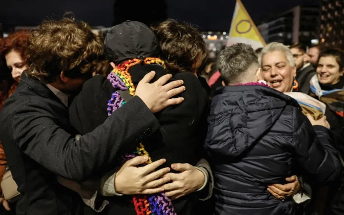 Historico Grecia aprueba matrimonio igualitario y adopción homoparental