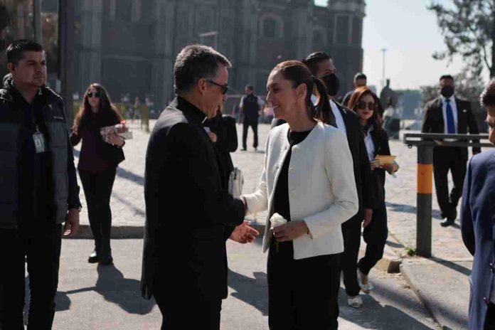 Claudia Sheinbaum entrega rosa de plata bendecida por el Papa Francisco a la Basílica de Guadalupe