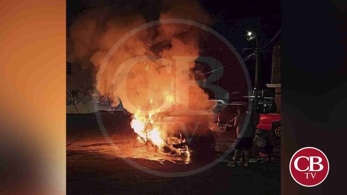 Se quema vehículo en un infonavit de Uruapan