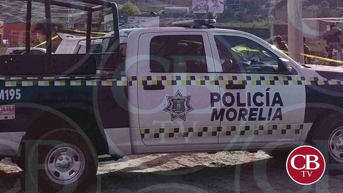Se cae de cabeza de una barda y se muere