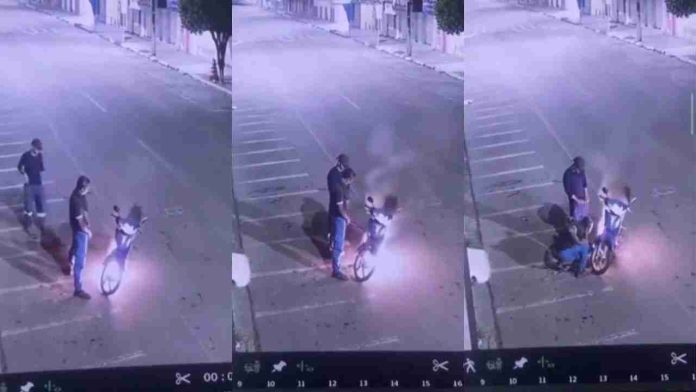 #VIDEO: Motocicleta se incendia y sujetos intentan apagarla con orina