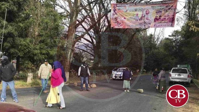 Personas con palos bloquean libramiento de Paracho