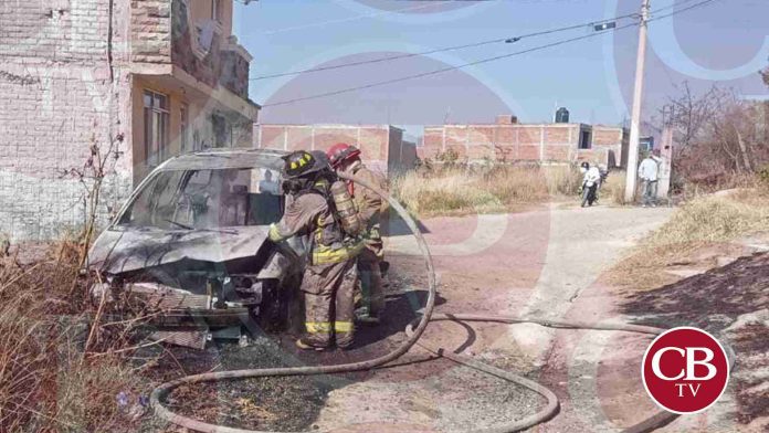 Se quema su coche afuera de su casa en Morelia